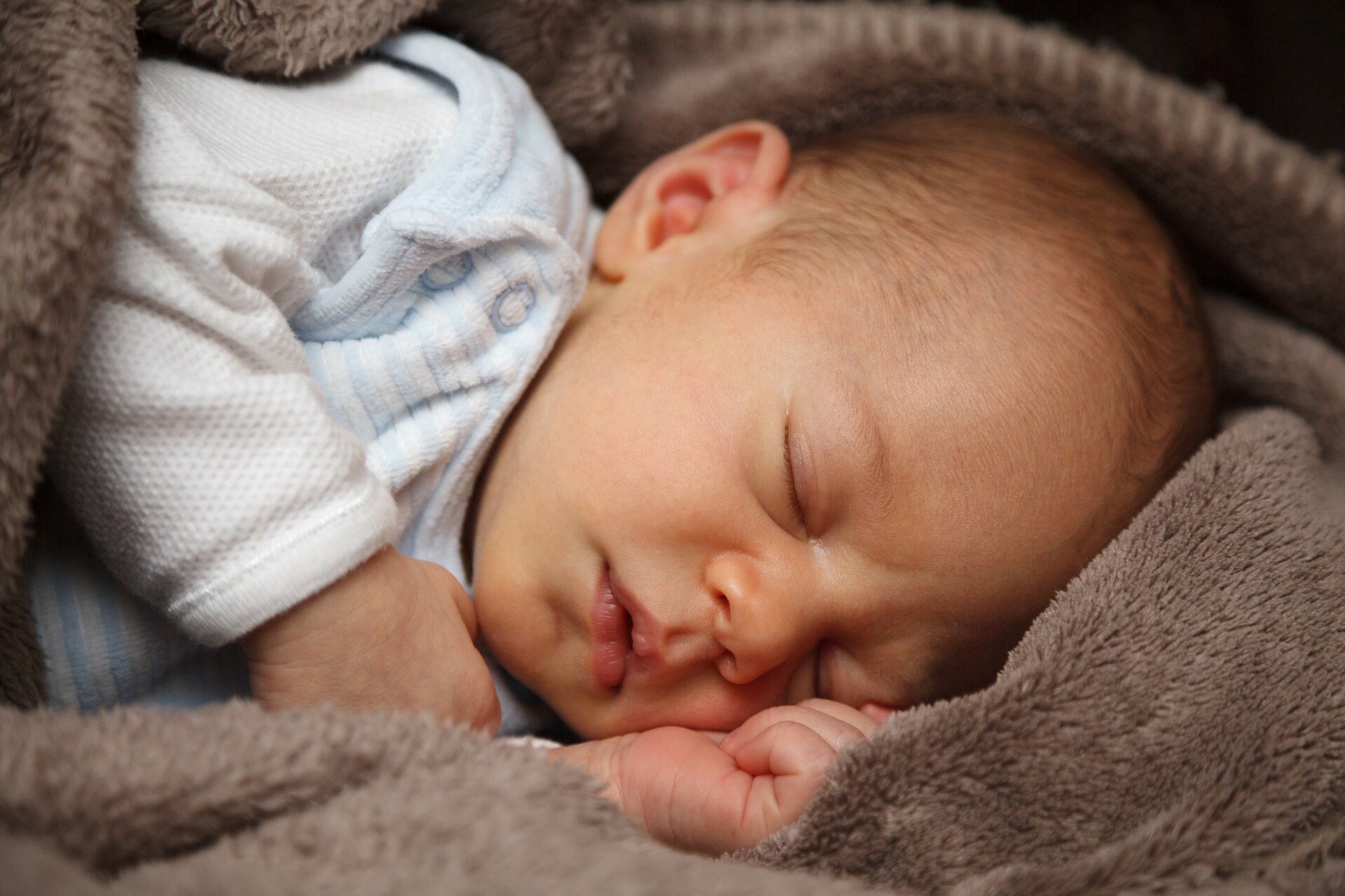 冬 赤ちゃん 寝る 時 服装 赤ちゃん冬の寝る時の服装は？室温や布団のかけ方の疑問も解決！